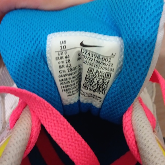 Nike Air Max with Pink and Light Green Highlights - Picture 4 of 4